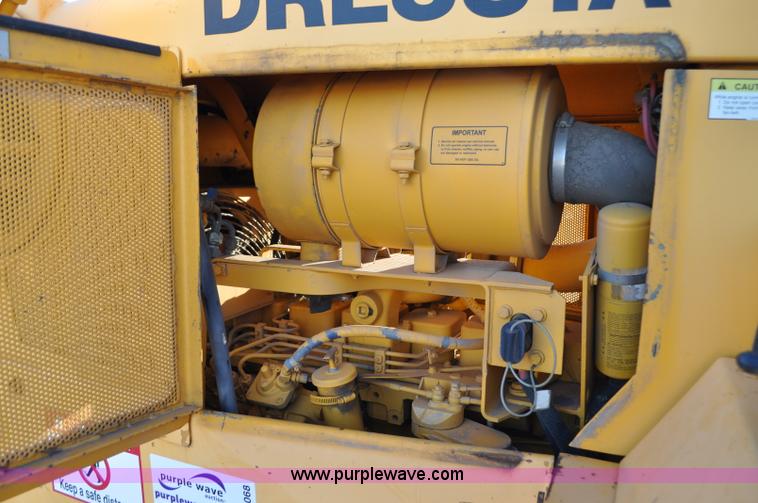 image for item F2068 2002 Dressta TD12C dozer