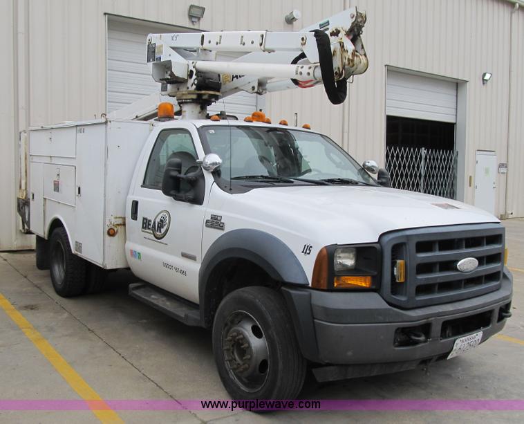 image for item G6517 2006 Ford F550 Super Duty XL bucket truck