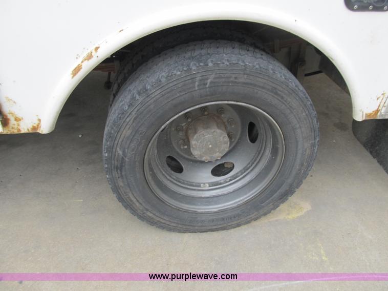 image for item G6517 2006 Ford F550 Super Duty XL bucket truck