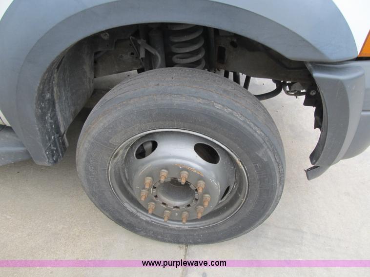 image for item G6517 2006 Ford F550 Super Duty XL bucket truck