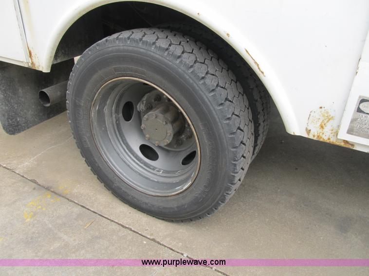 image for item G6517 2006 Ford F550 Super Duty XL bucket truck