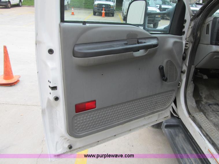image for item G6517 2006 Ford F550 Super Duty XL bucket truck