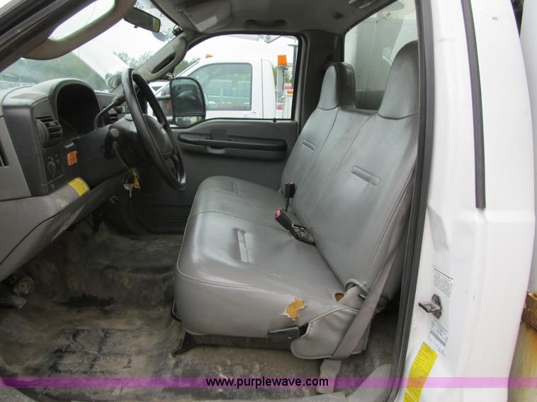 image for item G6517 2006 Ford F550 Super Duty XL bucket truck