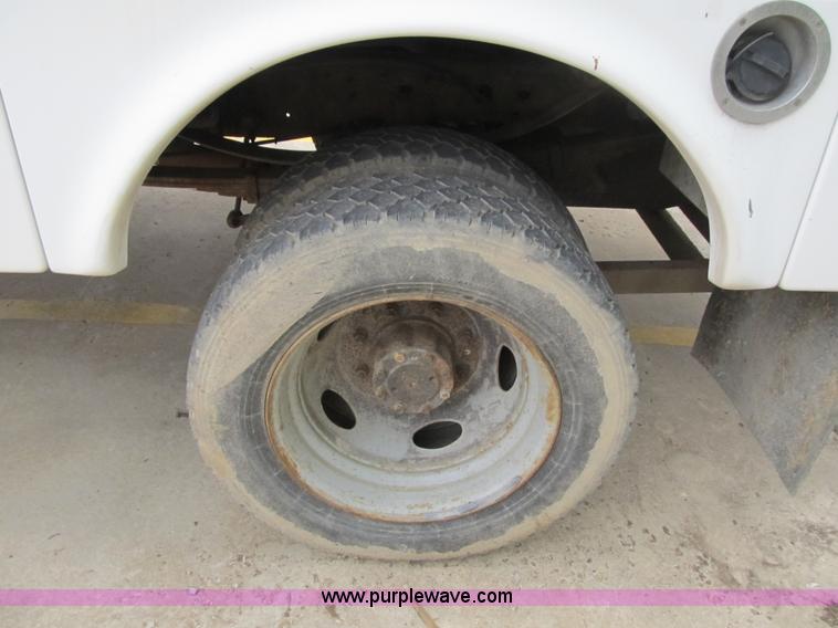 image for item G6519 1999 Ford F550 Super Duty XL bucket truck