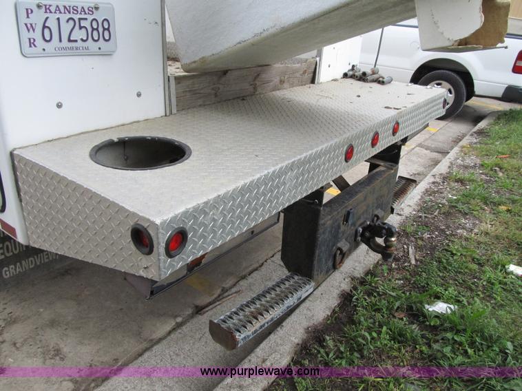 image for item G6519 1999 Ford F550 Super Duty XL bucket truck