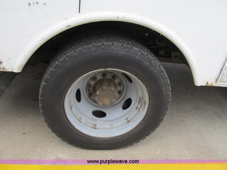 image for item G6520 2006 Ford F550 Super Duty XL bucket truck