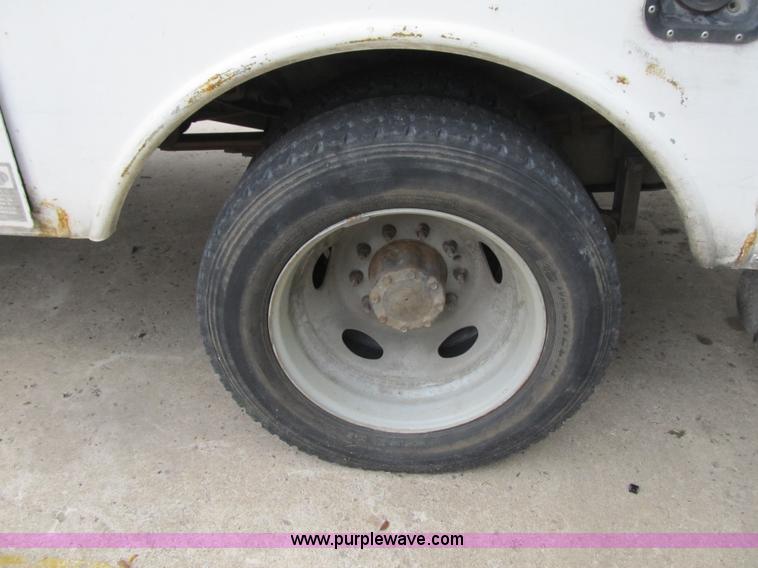 image for item G6520 2006 Ford F550 Super Duty XL bucket truck