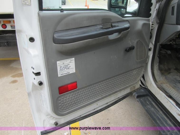 image for item G6520 2006 Ford F550 Super Duty XL bucket truck