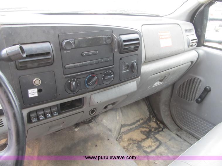 image for item G6520 2006 Ford F550 Super Duty XL bucket truck