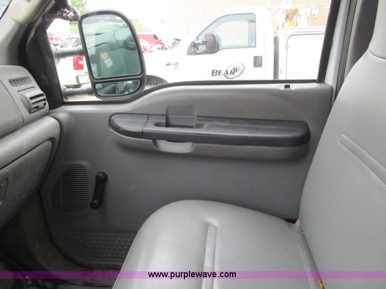image for item G6520 2006 Ford F550 Super Duty XL bucket truck