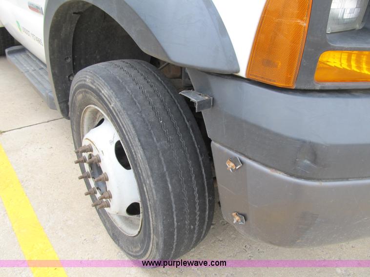 image for item G6520 2006 Ford F550 Super Duty XL bucket truck