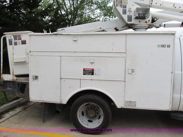 image for item G6520 2006 Ford F550 Super Duty XL bucket truck