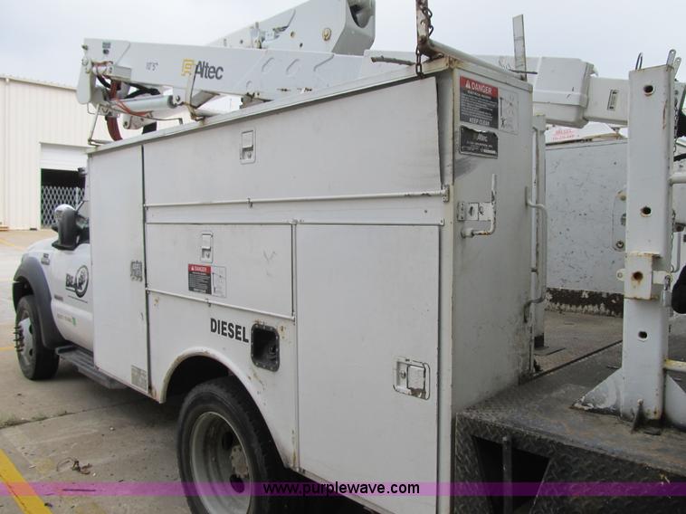 image for item G6520 2006 Ford F550 Super Duty XL bucket truck