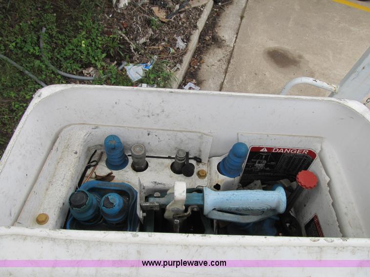 image for item G6520 2006 Ford F550 Super Duty XL bucket truck