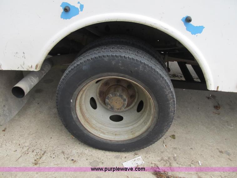 image for item G6523 2002 Ford F550 Super Duty XL bucket truck