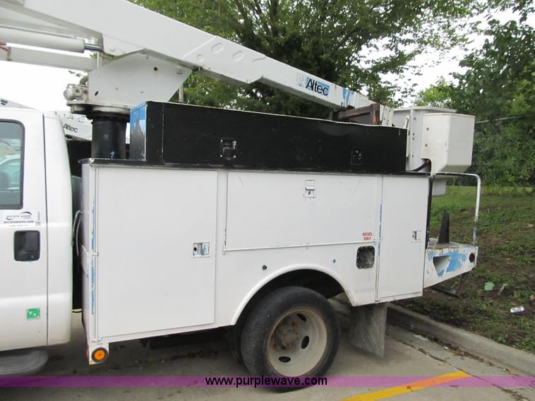 image for item G6523 2002 Ford F550 Super Duty XL bucket truck