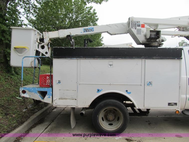 image for item G6523 2002 Ford F550 Super Duty XL bucket truck