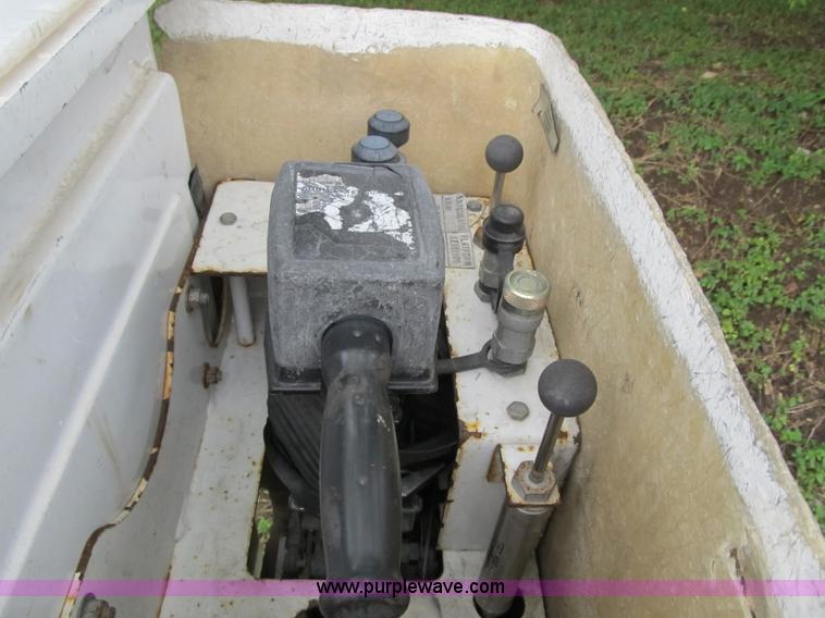 image for item G6523 2002 Ford F550 Super Duty XL bucket truck