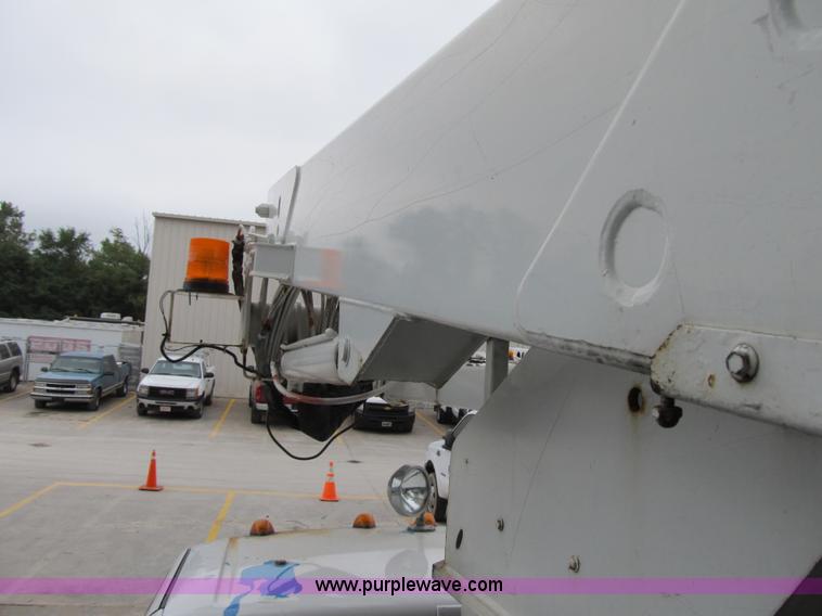 image for item G6523 2002 Ford F550 Super Duty XL bucket truck