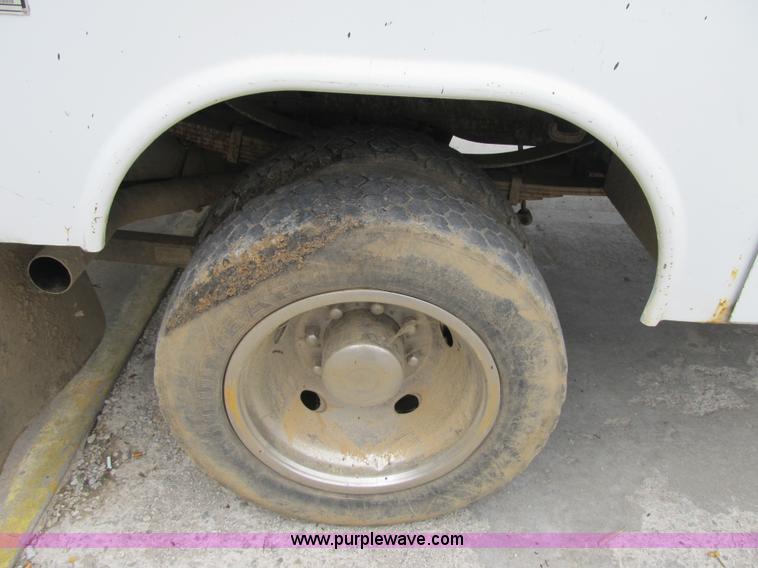 image for item G6524 2001 Ford F550 Super Duty XL bucket truck