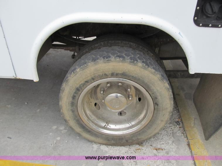 image for item G6524 2001 Ford F550 Super Duty XL bucket truck