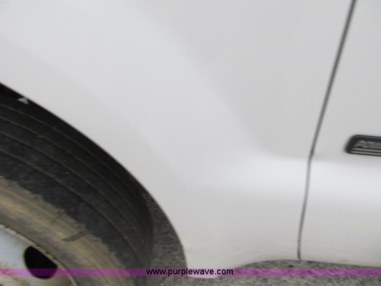 image for item G6524 2001 Ford F550 Super Duty XL bucket truck