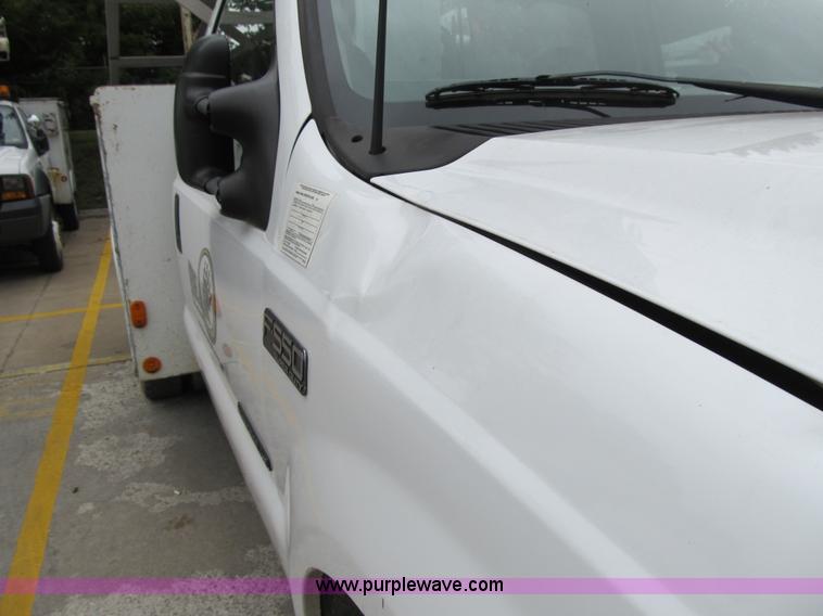 image for item G6524 2001 Ford F550 Super Duty XL bucket truck
