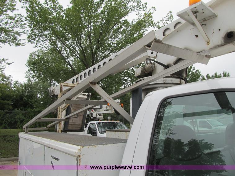 image for item G6524 2001 Ford F550 Super Duty XL bucket truck