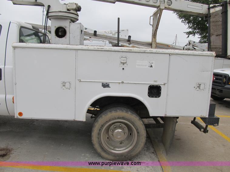 image for item G6524 2001 Ford F550 Super Duty XL bucket truck