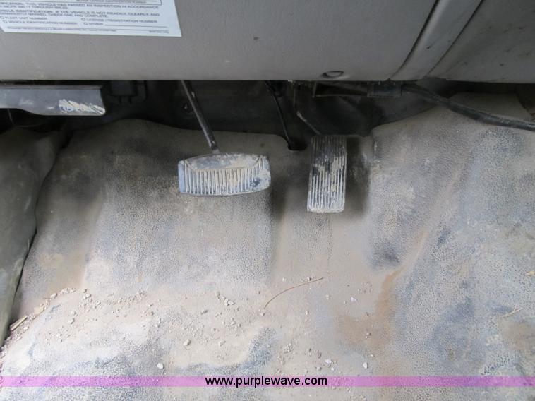 image for item G6524 2001 Ford F550 Super Duty XL bucket truck