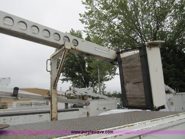 image for item G6524 2001 Ford F550 Super Duty XL bucket truck