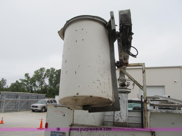 image for item G6524 2001 Ford F550 Super Duty XL bucket truck