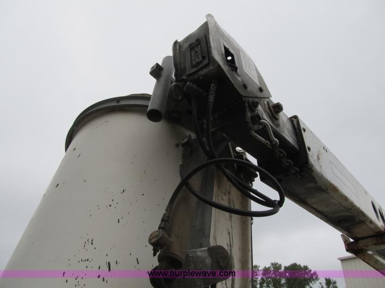 image for item G6524 2001 Ford F550 Super Duty XL bucket truck