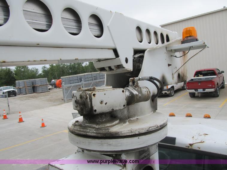 image for item G6524 2001 Ford F550 Super Duty XL bucket truck