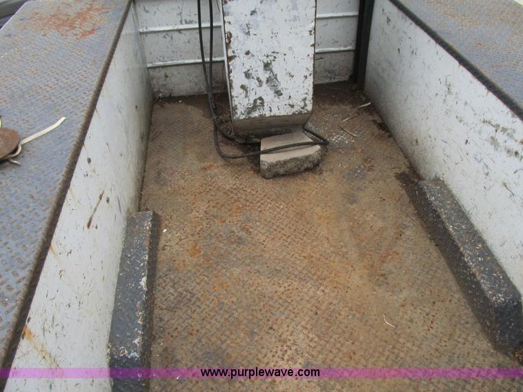 image for item G6524 2001 Ford F550 Super Duty XL bucket truck