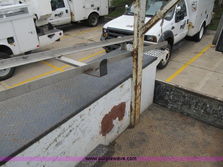 image for item G6524 2001 Ford F550 Super Duty XL bucket truck