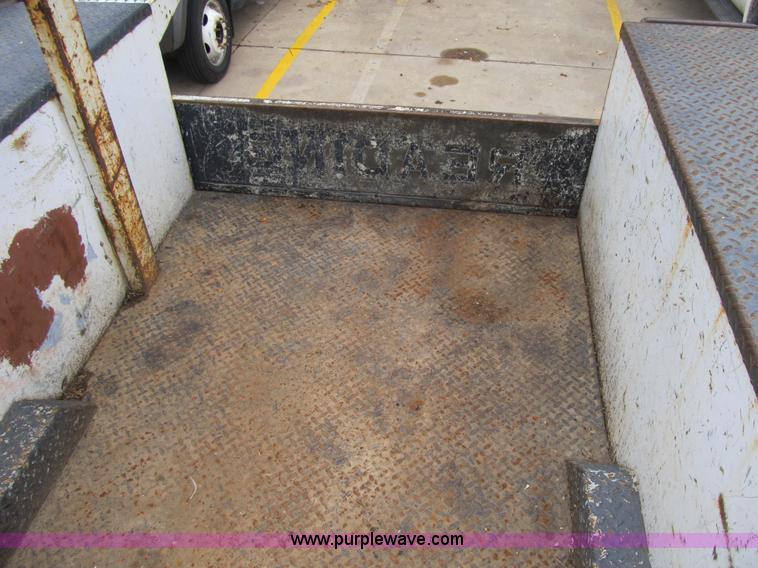 image for item G6524 2001 Ford F550 Super Duty XL bucket truck