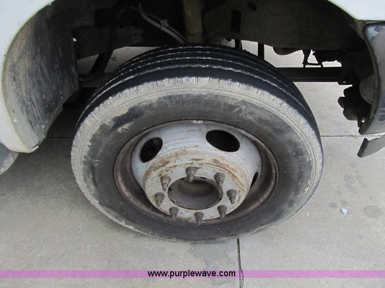 image for item G6525 2001 Ford F550 Super Duty XL bucket truck