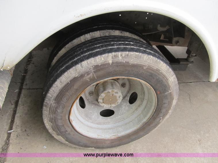 image for item G6525 2001 Ford F550 Super Duty XL bucket truck