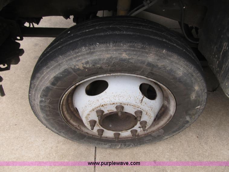 image for item G6525 2001 Ford F550 Super Duty XL bucket truck