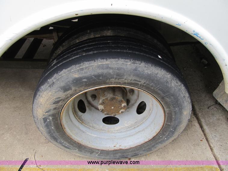 image for item G6525 2001 Ford F550 Super Duty XL bucket truck