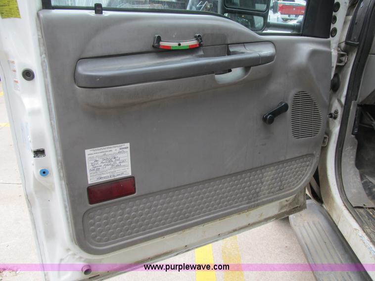 image for item G6525 2001 Ford F550 Super Duty XL bucket truck