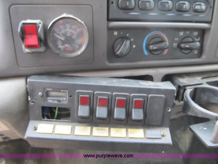 image for item G6525 2001 Ford F550 Super Duty XL bucket truck