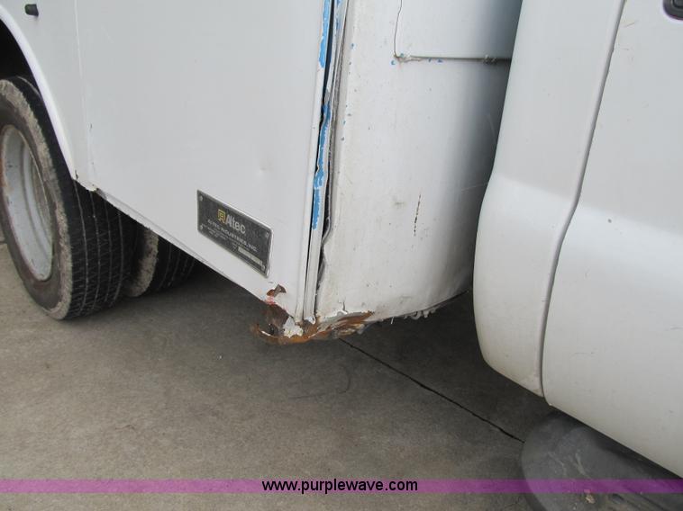 image for item G6525 2001 Ford F550 Super Duty XL bucket truck