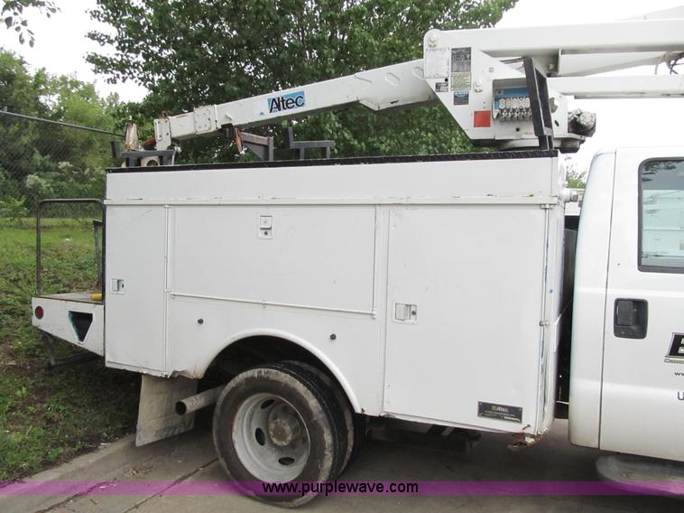 image for item G6525 2001 Ford F550 Super Duty XL bucket truck