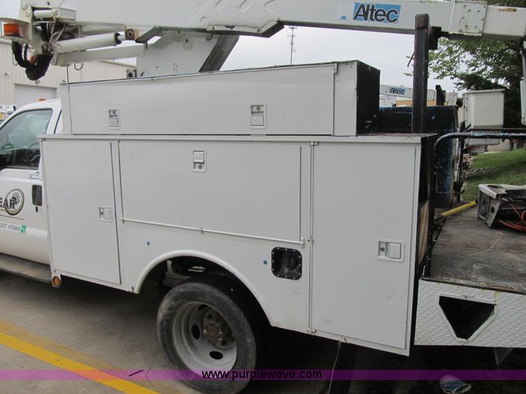 image for item G6525 2001 Ford F550 Super Duty XL bucket truck