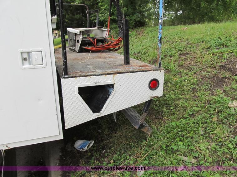 image for item G6525 2001 Ford F550 Super Duty XL bucket truck