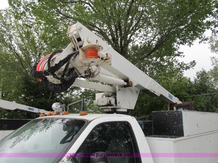 image for item G6525 2001 Ford F550 Super Duty XL bucket truck