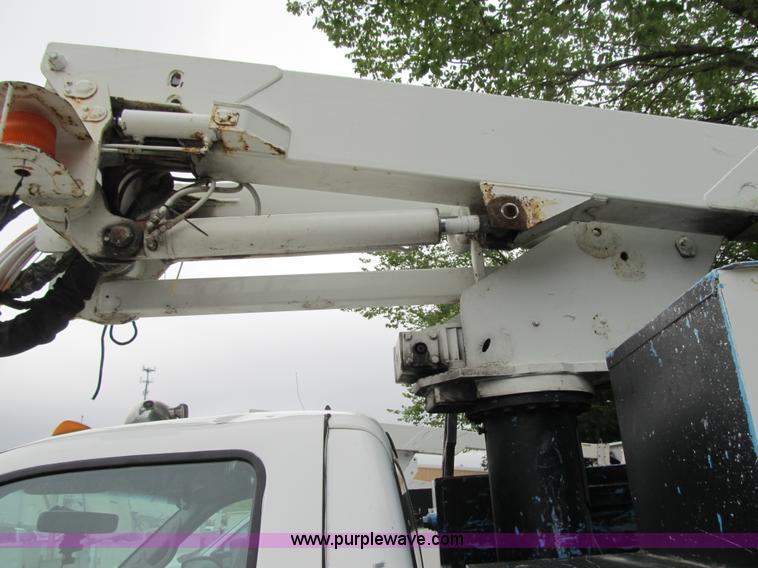 image for item G6525 2001 Ford F550 Super Duty XL bucket truck