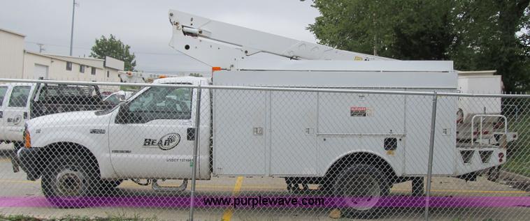 image for item G6527 2001 Ford F450 Super Duty XL bucket truck